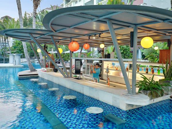 swim-up_bar